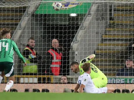 Patrik Hrošovský a Martin Dúbravka počas zápasu Severné Írsko - Slovensko v kvalifikácii MS vo futbale 2026. 