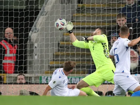 Patrik Hrošovský a Martin Dúbravka počas zápasu Severné Írsko - Slovensko v kvalifikácii MS vo futbale 2026. 
