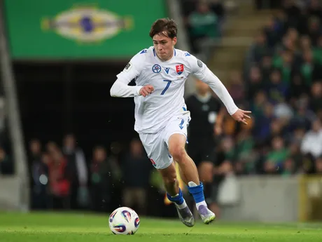 Leo Sauer počas zápasu Severné Írsko - Slovensko v kvalifikácii MS vo futbale 2026. 