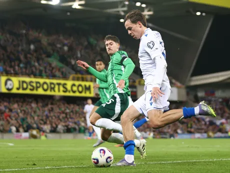 Leo Sauer a Trai Hume počas zápasu Severné Írsko - Slovensko v kvalifikácii MS vo futbale 2026.