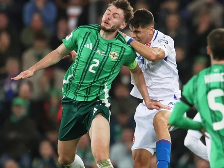 Daniel Ballard a Adam Obert počas zápasu Severné Írsko - Slovensko v kvalifikácii MS vo futbale 2026. 