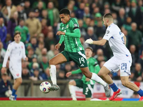 Shea Charles v súboji o loptu s Matúšom Berom v zápase kvalifikácie MS 2026 Severné Írsko - Slovensko.