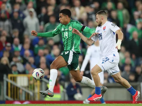 Shea Charles a Matúš Bero počas zápasu Severné Írsko - Slovensko v kvalifikácii MS vo futbale 2026. 
