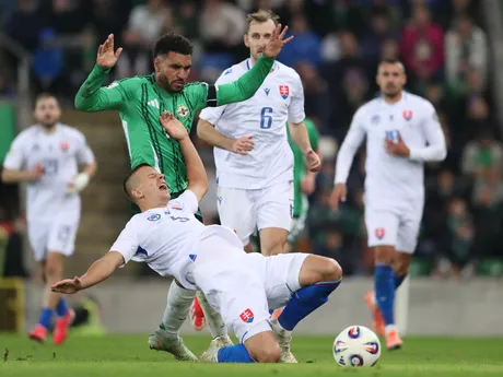Ľubomír Šatka a Jamie Reid počas zápasu Severné Írsko - Slovensko v kvalifikácii MS vo futbale 2026. 