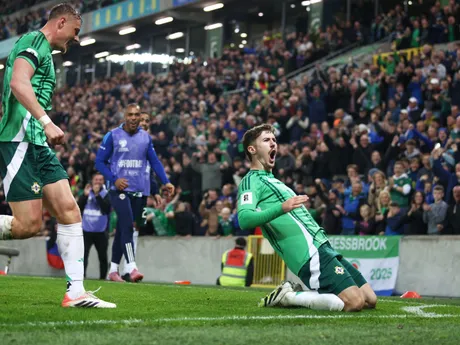 Trai Hume počas zápasu Severné Írsko - Slovensko v kvalifikácii MS vo futbale 2026. 