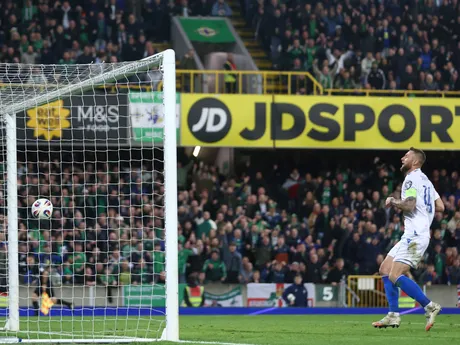 Milan Škriniar sleduje loptu v slovenskej sieti v zápase kvalifikácie MS 2026 Severné Írsko - Slovensko. 