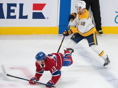 Cole Caufield (13) a Michael Bunting (58) v zápase NHL: Montreal Canadiens - Nashville Predators.