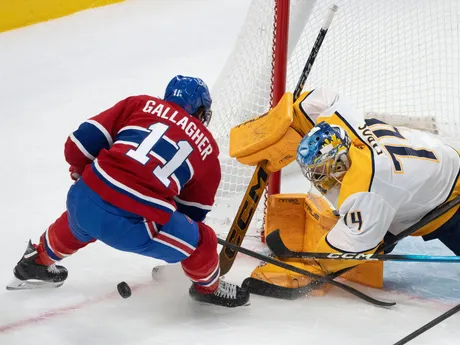 Brankár Juuse Saros a Brendan Gallagher (11) v zápase NHL: Montreal Canadiens - Nashville Predators.