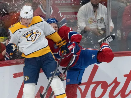 Vpravo Jake Evans a Justin Barron v zápase NHL: Montreal Canadiens - Nashville Predators.
