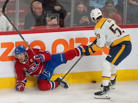 Nick Suzuki (14) a Roman Josi (59) v zápase NHL: Montreal Canadiens - Nashville Predators.