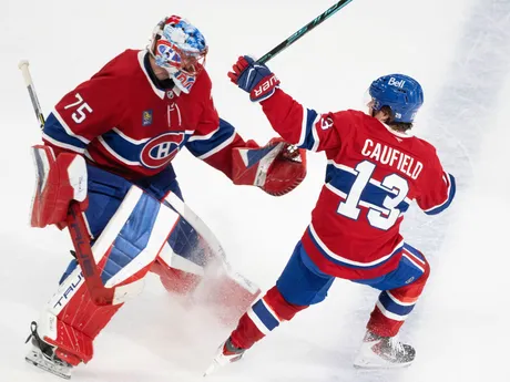 Cole Caufield (13) a brankár Jakub Dobeš oslavujú víťazstvo nad Nashvillom Predators.