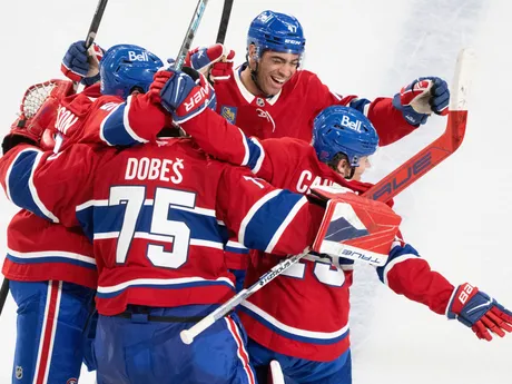 Hokejisti Montreal oslavujú víťazstvo nad Nashvillom Predators.