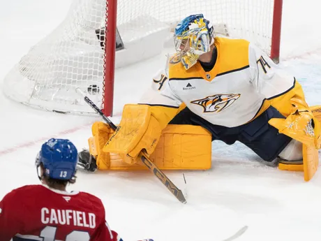 Cole Caufield (13) strieľa v zápase Montreal Canadiens - Nashville Predators gól.