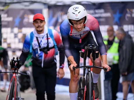 Matthias Schwarzbacher pred časovkou mužov do 23 rokov na ME v cyklistike 2025.