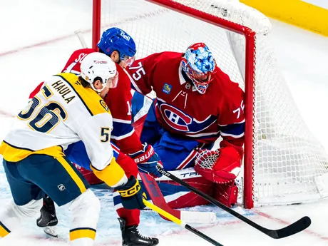 Český brankár Jakub Dobeš zasahuje v zápase Montreal - Nashville. 