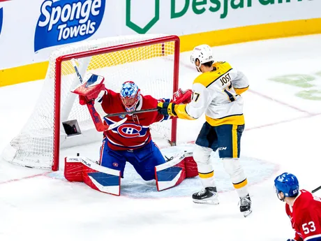 Český brankár Jakub Dobeš zasahuje v zápase Montreal - Nashville. 