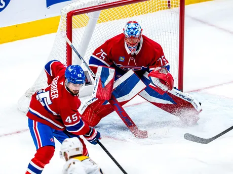Český brankár Jakub Dobeš zasahuje v zápase Montreal - Nashville. 