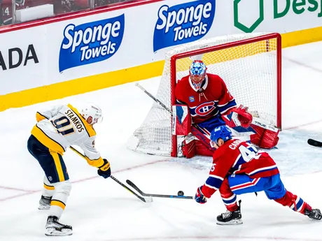 Český brankár Jakub Dobeš zasahuje v zápase Montreal - Nashville. 