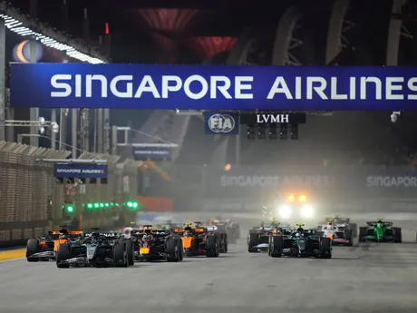 Jazdci po zhasnutí červených svetiel počas Veľkej ceny Singapuru 2025.