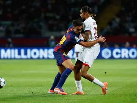 Eric Garcia a Bradley Barcola počas zápasu FC Barcelona - Paríž St. Germain v Lige majstrov. 