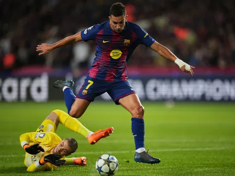 Lucas Chevalier a Ferran Torres počas zápasu FC Barcelona - Paríž St. Germain v Lige majstrov. 