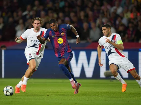 Marcus Rashford a Illya Zabarnyi počas zápasu FC Barcelona - Paríž St. Germain v Lige majstrov. 