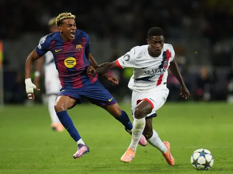 Nuno Mendes a Lamine Yamal počas zápasu FC Barcelona - Paríž St. Germain v Lige majstrov. 