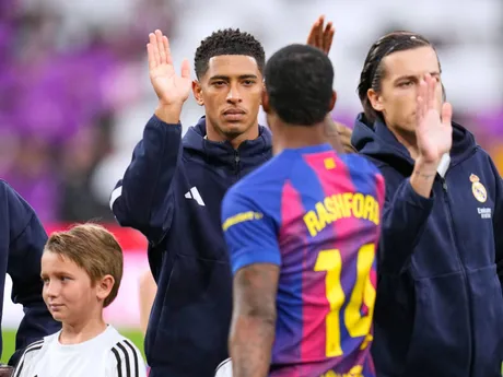 Jude Bellingham a Marcus Rashford počas El Clásica na Santiago Bernabeu v Madride.