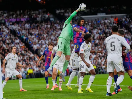 Thibaut Courtois počas El Clásica na Santiago Bernabeu v Madride.