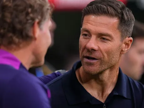 Xabi Alonso počas El Clásica na Santiago Bernabeu v Madride.