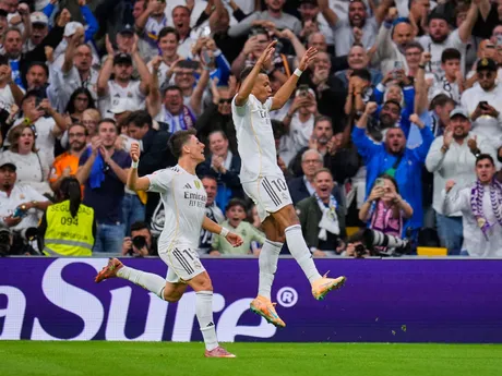 Kylian Mbappe oslavuje gól proti FC Barcelona.