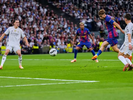 Fermin Lopez počas El Clásica na Santiago Bernabeu v Madride.