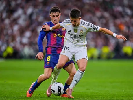 Arda Guler a Pedri počas El Clásica na Santiago Bernabeu v Madride.