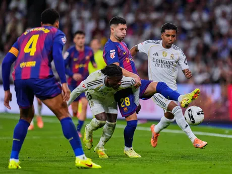Roony Bardghji a Eduardo Camavinga počas El Clásica na Santiago Bernabeu v Madride.
