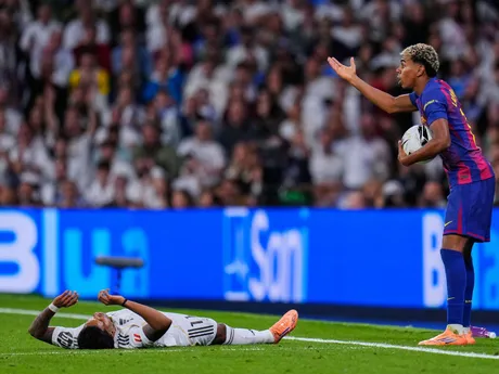 Lamine Yamal a Rodrygo počas El Clásica na Santiago Bernabeu v Madride.