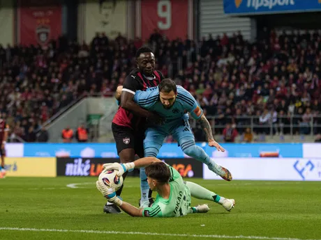 Elayo Azango (Spartak), Tigran Barseghjan (Slovan) a brankár Dominik Takáč v zápase 11. kola Niké ligy Spartak Trnava - Slovan Bratislava.