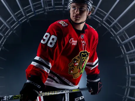 Connor Bedard v storočnicovom drese Chicaga. 