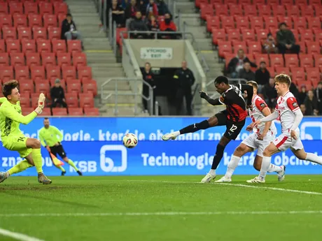 Na snímke gól Trnavy na 1:0, zľava brankár Trenčína Alex Hudok, hráč Trnavy Abdulrahman Taiwo a hráči Trenčína Richard Križan a Fedor Kasana počas zápasu 13. kola Niké ligy medzi FC Spartak Trnava a AS Trenčín.