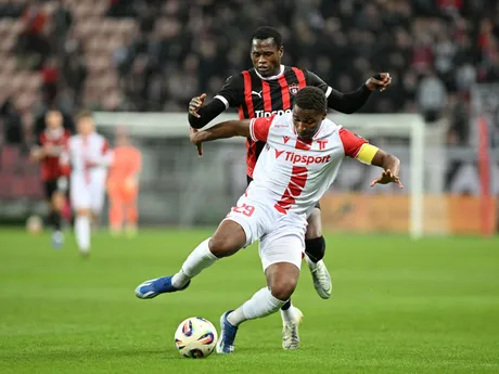 Na snímke vľavo hráč Trnavy Abdulrahman Taiwo a kapitán Trenčína Loic Bessile počas zápasu 13. kola Niké ligy medzi FC Spartak Trnava a AS Trenčín.