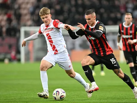 Na snímke vpravo hráč Trnavy Timotej Kudlička a hráč Trenčína Fedor Kasana počas zápasu 13. kola Niké ligy medzi FC Spartak Trnava a AS Trenčín.