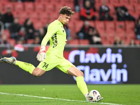 Na snímke brankár Trenčína Alex Hudok počas zápasu 13. kola Niké ligy medzi FC Spartak Trnava a AS Trenčín.