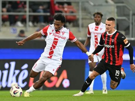 Na snímke vpravo hráč Trnavy Timotej Kudlička a hráč Trenčína Molik Khan počas zápasu 13. kola Niké ligy medzi FC Spartak Trnava a AS Trenčín.