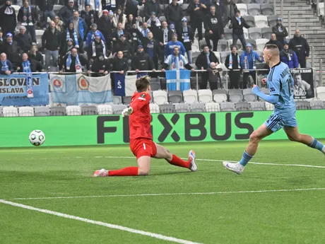 Na snímke futbalista ŠK Slovan Bratislava Nino Marcelli strieľa gól brankárovi Johannes Kreidlovi z KuPS počas zápasu 3. kola ligovej fázy Konferenčnej ligy KuPS Kuopio - ŠK Slovan Bratislava.