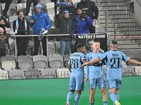 Na snímke futbalista ŠK Slovan Bratislava Nino Marcelli (uprostred) sa raduje z gólu so spoluhráčmi Róbertom Makom (vpravo) a Cesarom Blackmanom počas zápasu 3. kola ligovej fázy Konferenčnej ligy KuPS Kuopio - ŠK Slovan Bratislava.