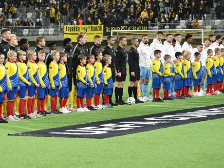 Na snímke futbalisti ŠK Slovan Bratislava (vpravo) a futbalisti KuPS Kuopio pred zápasom 3. kola ligovej fázy Konferenčnej ligy KuPS Kuopio - ŠK Slovan Bratislava.