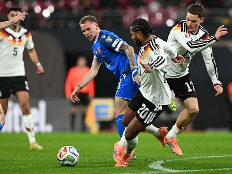 Ondrej Duda (Slovensko) a Serge Gnabry (Nemecko) v súboji o loptu počas zápasu A- skupiny európskej časti kvalifikácie MS2026.