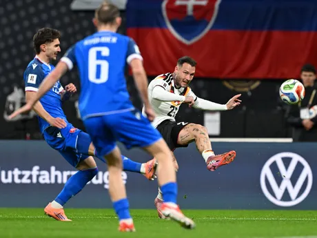 David Raum (Nemecko), Norbert Gyömbér a Dávid Ďuriš (obaja Slovensko) počas zápasu A- skupiny európskej časti kvalifikácie MS2026.