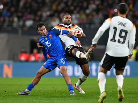 David Strelec (Slovensko), Jonathan Tah a Leroy Sané (obaja Nemecko) v súboji o loptu počas zápasu A- skupiny európskej časti kvalifikácie MS2026.