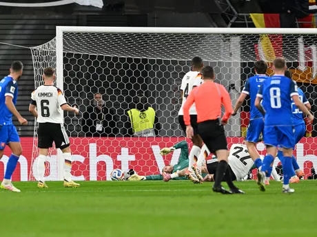 David Raum (Nemecko) pred brankárom Martinom Dúbravkom (Slovensko) počas zápasu A- skupiny európskej časti kvalifikácie MS2026.