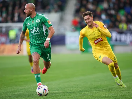 Na snímke sprava Marko Roginič (Žilina) a Jozef Menich (Prešov) bojujú o loptu v zápase 13. kola futbalovej Niké ligy medzi FC Tatran Prešov - MŠK Žilina.